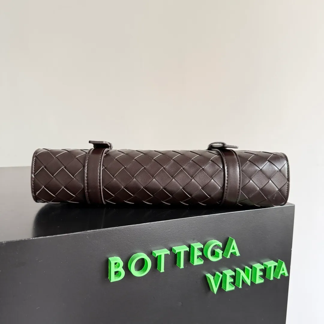 Batch 1960 BOTTEGA VENETA 2025 new product PICCOLO PORTFOLIO men's briefcase is officially shipped. BV's briefcases have always continued the simple and elegant design, and this time is no exception. The difference is that the overall shape of this briefcase is free and youthful, which reduces a lot of seriousness and creates a relaxed atmosphere. The small size can also be worn cross-body, which is very convenient for elites who do not need to carry many items when going out. The open-top design is more simple. It comes with two open small compartments and a large zippered compartment. It can be stored in an orderly manner anytime and anywhere, and the items carried in the bag can be clearly seen at a glance. Style number: 815785 Size: 30*21*6.5cm